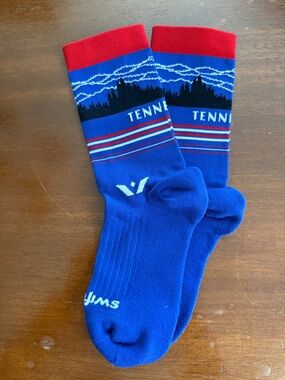 Swiftwick Tennessee Special Edition NWOT Unisex Size Medium Mid Crew Socks